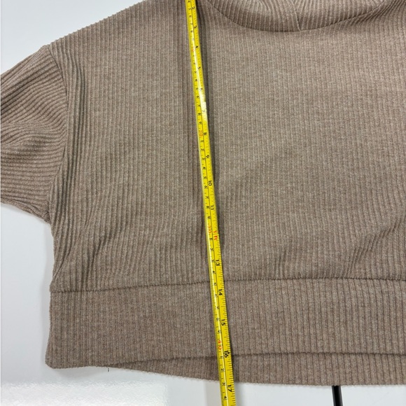 Alo Yoga Muse Sweatshirt. Tan, size Small - Picture 10 of 10